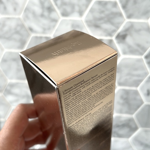 BNIB Estée Lauder RE-NUTRIV
Ultimate Diamond Transformative Serum 30ML - Picture 5 of 10